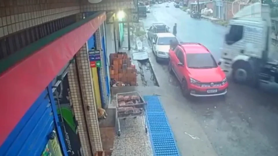 VÍDEO | Caminhão perde controle e quase atinge casal