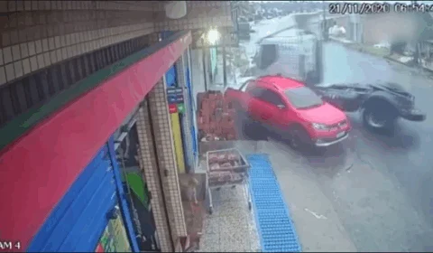 Após perder o controle, caminhão desliza em pista molhada e quase atinge casal