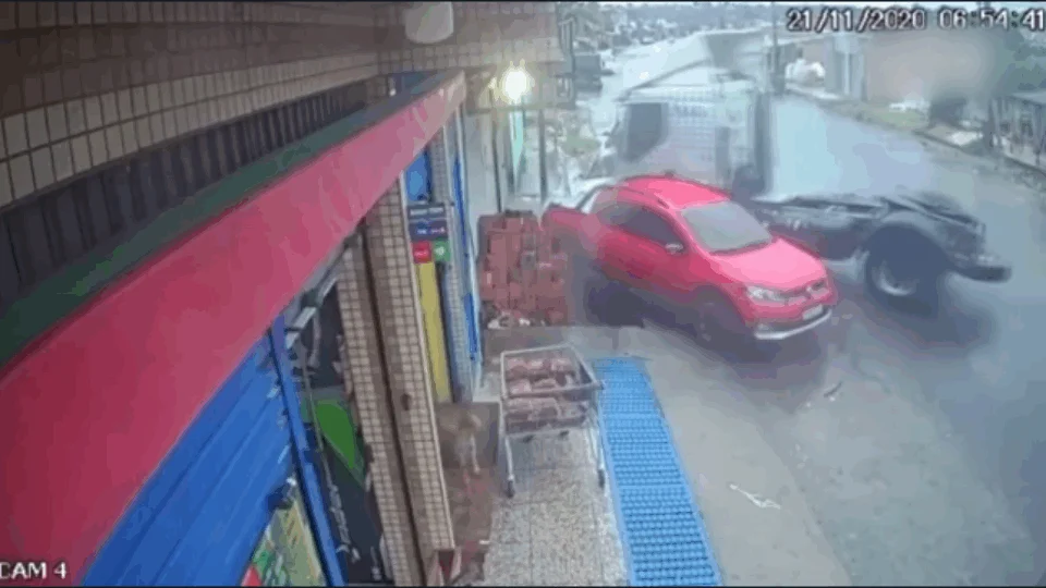 Após perder o controle, caminhão desliza em pista molhada e quase atinge casal