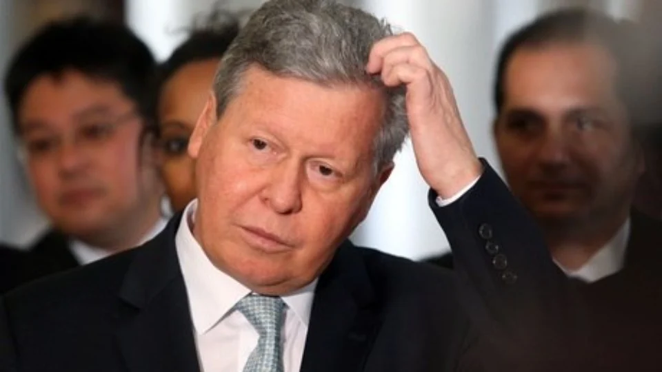 Com ônibus abarrotados de passageiros e sem fiscalizar o transporte coletivo, Arthur volta a criticar números de mortos por covid-19