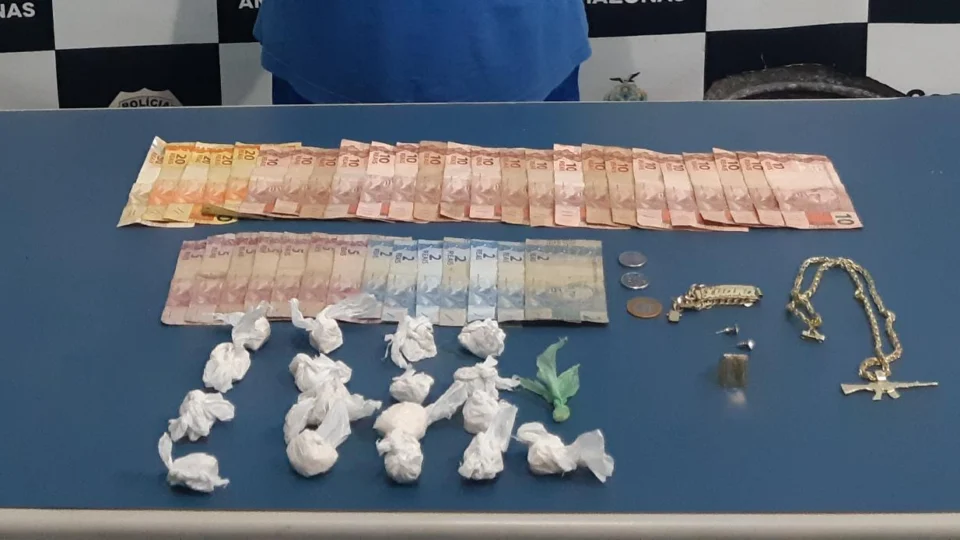 Policiais da Base Arpão prendem homem com drogas e dinheiro