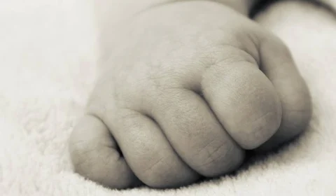 Padrasto arremessa bebê de três meses no chão durante discussão