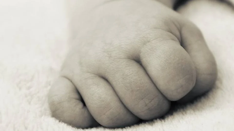 Padrasto arremessa bebê de três meses no chão durante discussão