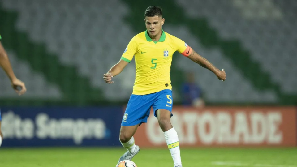 Bruno Guimarães, jogador do Lion é convocado para a ocupar a vaga do Casemiro