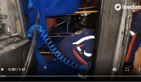 VÍDEO | Veja o momento em que mulher é resgatada das ferragens do alternativo