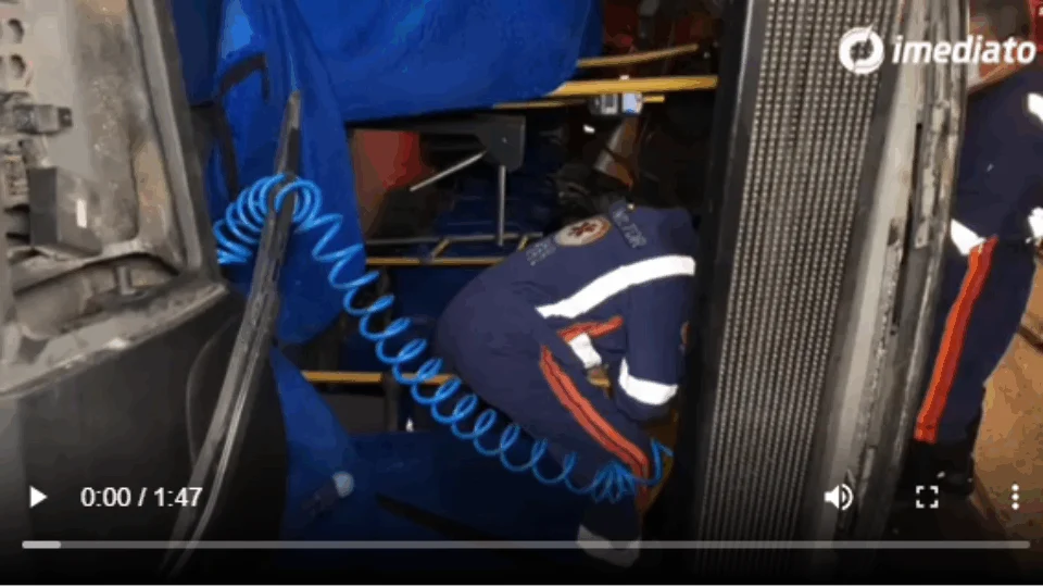 VÍDEO | Veja o momento em que mulher é resgatada das ferragens do alternativo