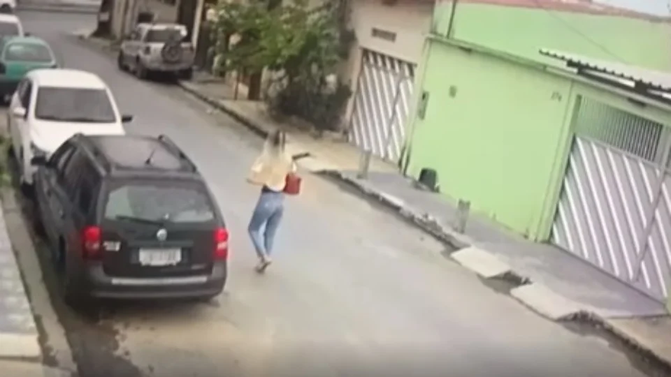 VÍDEO! Criminoso em Cobalt assalta mulher no bairro Cidade Nova