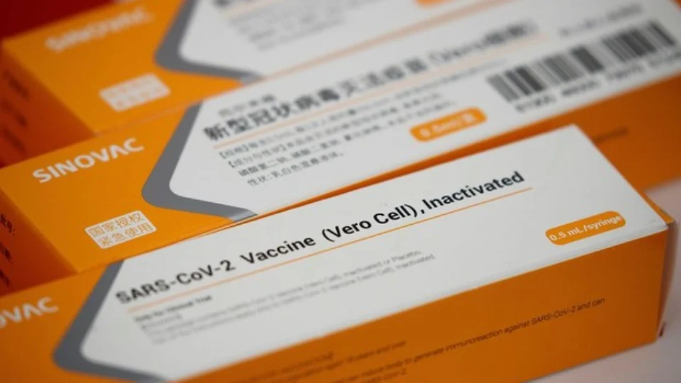 Anvisa interrompe estudos da Coronavac após “evento adverso grave”