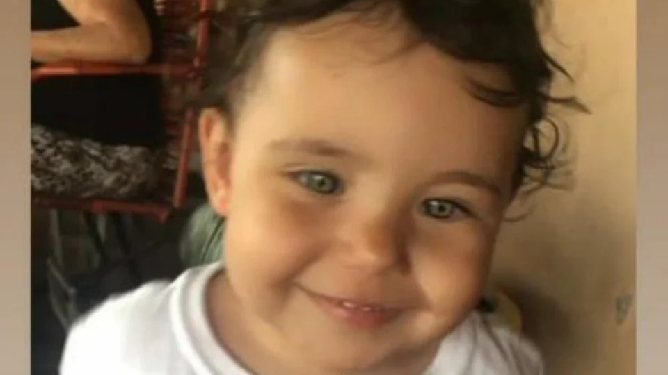 Menino de 2 anos morre afogado dentro da piscina de condomínio