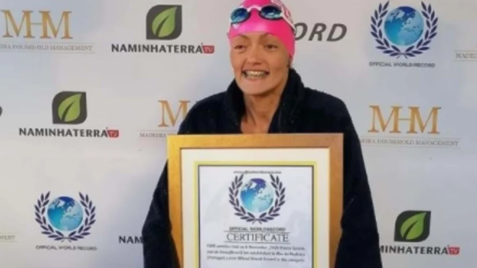 Brasileira bate recorde mundial ao nadar por mais de 30 horas ininterruptas