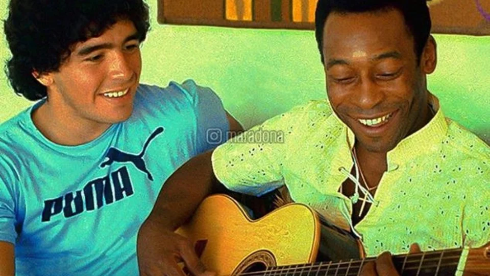 ‘Um dia, eu espero que possamos jogar bola juntos no céu’, lamenta Pelé sobre  morte de Maradona