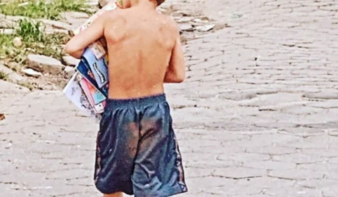 Menino de cinco anos recolhe livros no lixo e diz: “Meu sonho é estudar”.