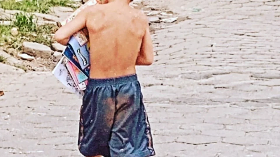 Menino de cinco anos recolhe livros no lixo e diz: “Meu sonho é estudar”.