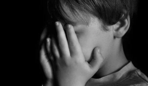 VEJA VÍDEO: mãe é presa por espancar e torturar filha de 7 anos