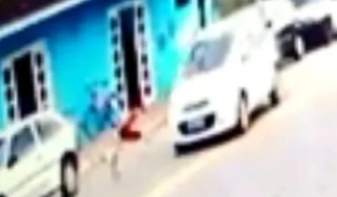 VÍDEO| Criança é atropelada e levanta normalmente após acidente