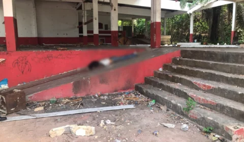 VÍDEO – Mulher é encontrada morta dentro de galpão abandonado na avenida Torquato Tapajós