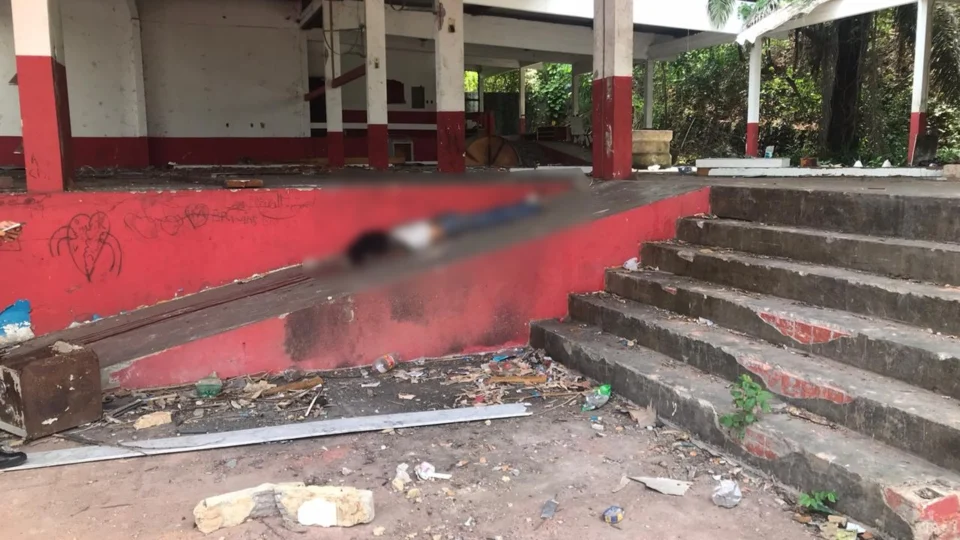VÍDEO – Mulher é encontrada morta dentro de galpão abandonado na avenida Torquato Tapajós