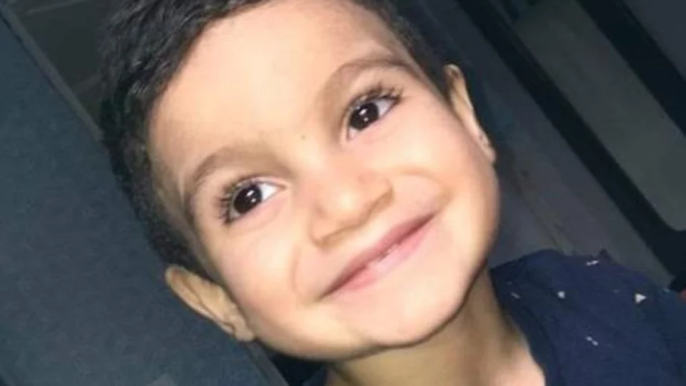 Mãe vai passear com o filho na praia e menino de 4 anos desaparece