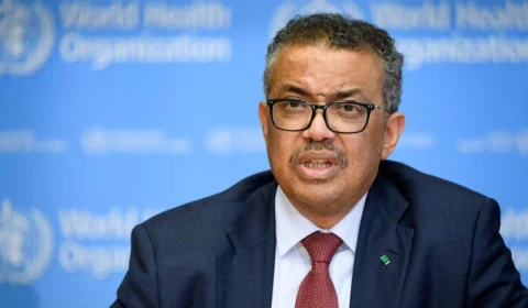 Diretor da OMS diz que covid-19 “não cansou” e sugere alerta elevado