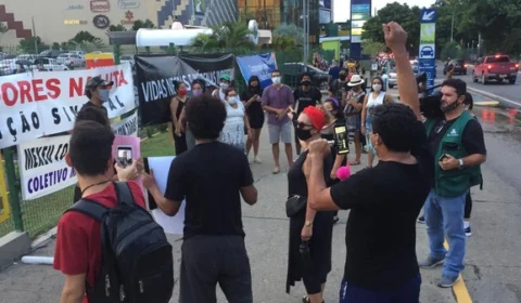 Manifestantes se reúnem em frente ao carrefour do Adrianópolis