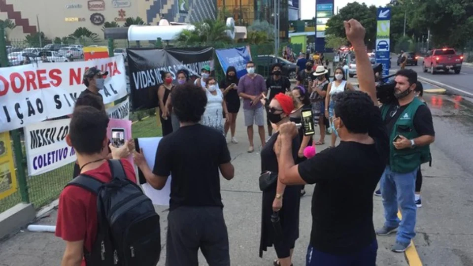 Manifestantes se reúnem em frente ao carrefour do Adrianópolis
