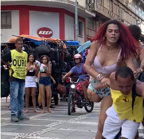 Homem apanha de travesti ao chamá-la de 'saci'. Veja vídeo!