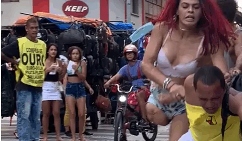 Travesti deficiente agride homem que a chamou de ‘saci’. Veja Vídeo!