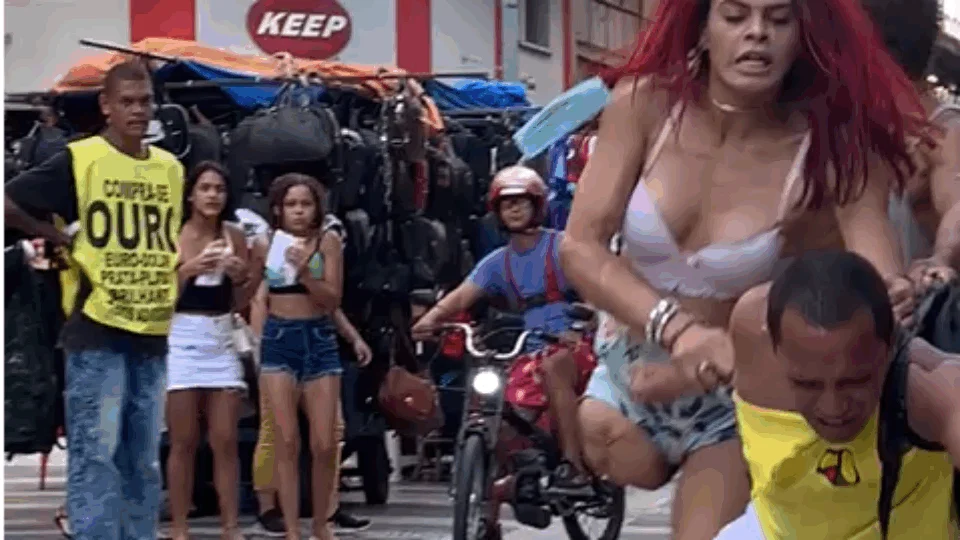Travesti deficiente agride homem que a chamou de ‘saci’. Veja Vídeo!