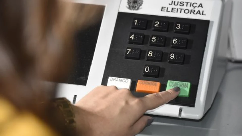 Eleitora é presa após fotografar voto em cabine de votação no bairro Novo Aleixo em Manaus