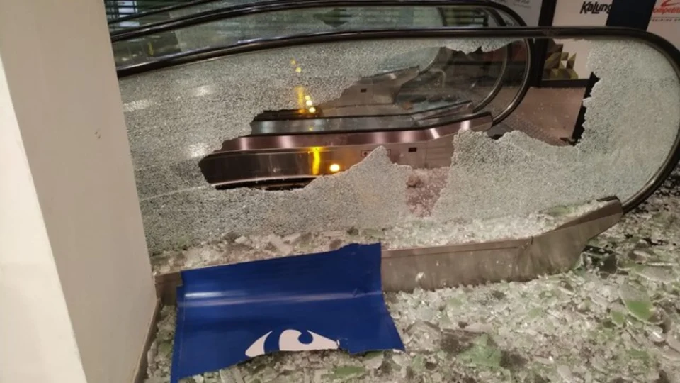 VÍDEO | Manifestantes tocam fogo em Carrefour em SP