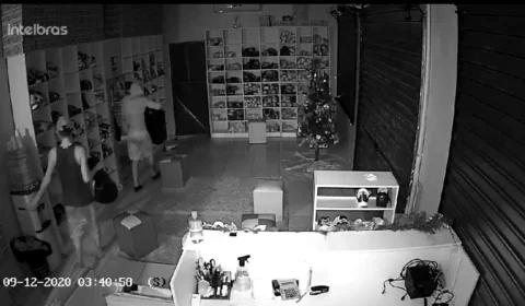 Vídeo mostra assaltantes  furtando loja de calçados no Cidade Nova