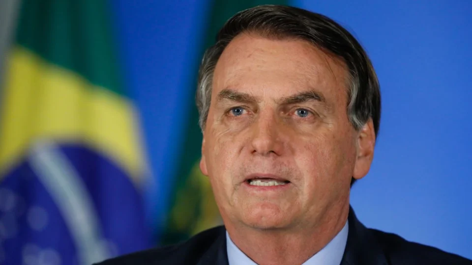 Bolsonaro anuncia aumento do salário mínimo para R$ 1.100