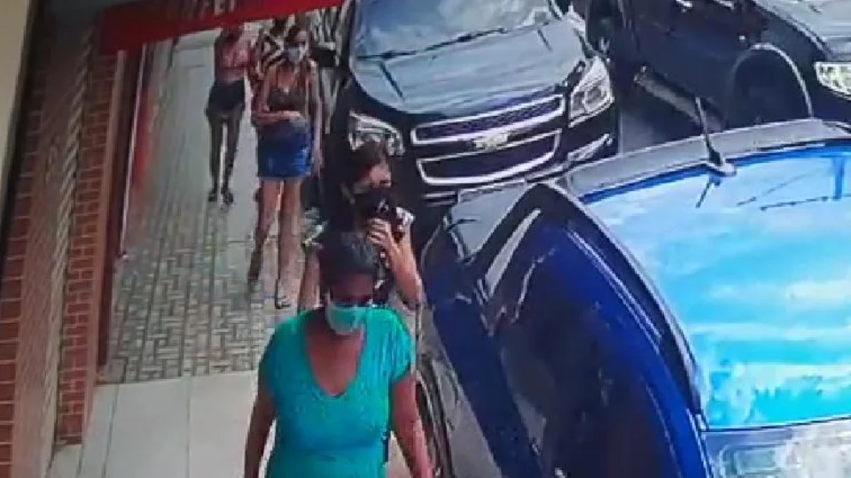 Quadrilha de mulheres são flagradas roubando comércio em Manaus. VEJA VIDEO.