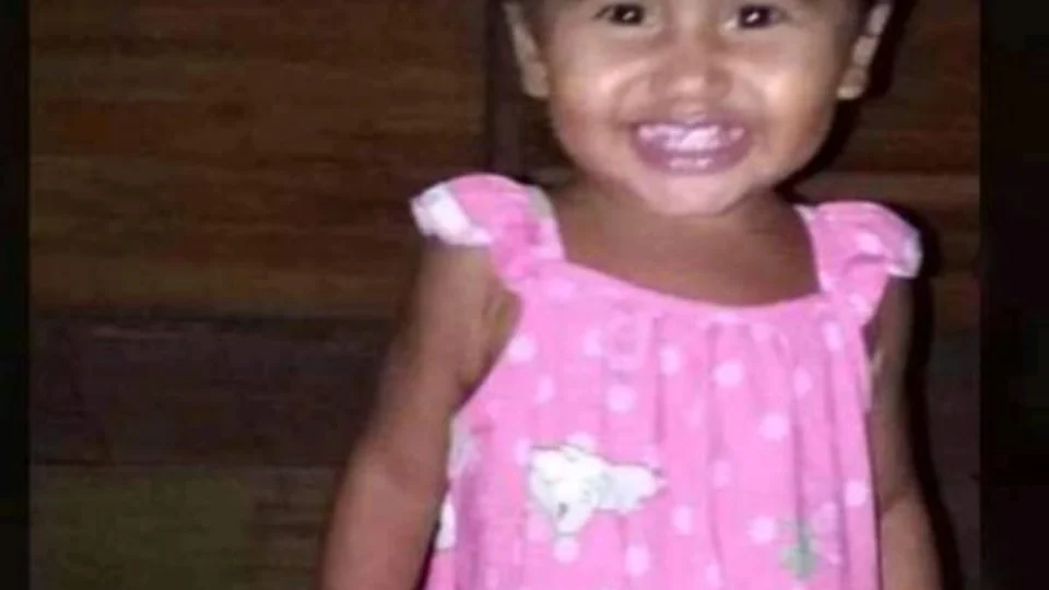 Criança é violentada e morta pelo padrasto em Barreirinha; Moradores incendeiam delegacia após revolta popular