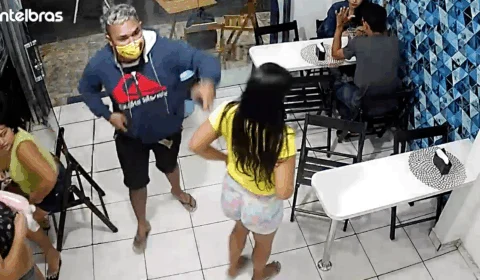 VÍDEO | Homem ameaça clientes durante assalto em lanchonete no Alvorada