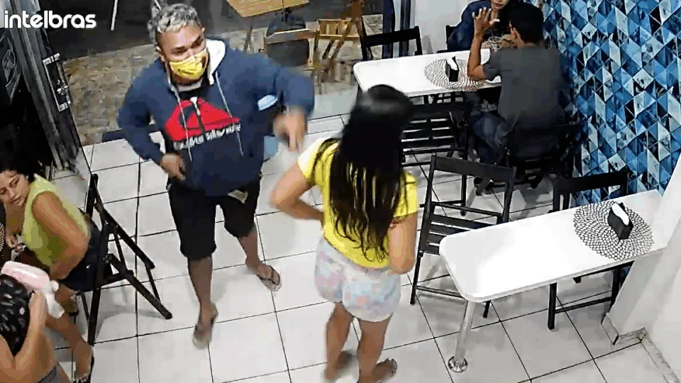 VÍDEO | Homem ameaça clientes durante assalto em lanchonete no Alvorada