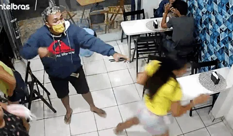 ‘Se vier atrás, vai levar bala’, diz ladrão após assalto em lanchonete no Alvorada. Veja o vídeo!