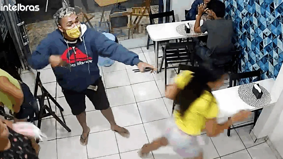 ‘Se vier atrás, vai levar bala’, diz ladrão após assalto em lanchonete no Alvorada. Veja o vídeo!