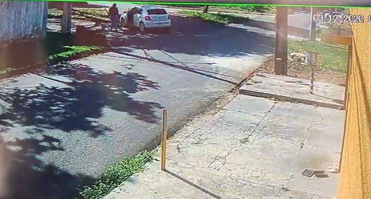 Mulher entra em luta corporal assaltante e acaba sendo arrastada no Mundo Novo.