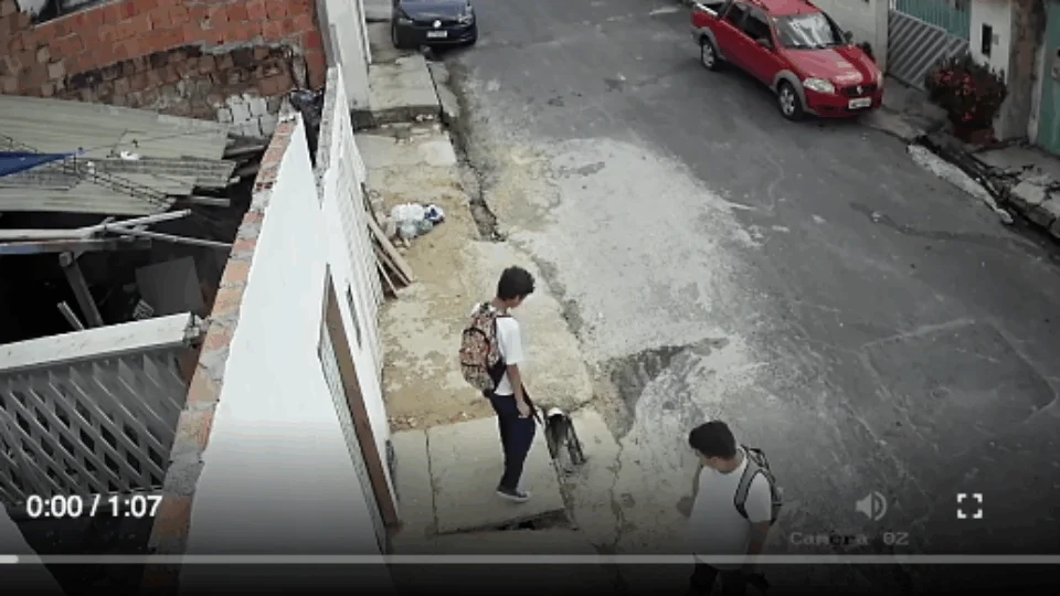 VÍDEO MOSTRA ALUNOS SENDO ASSALTADOS