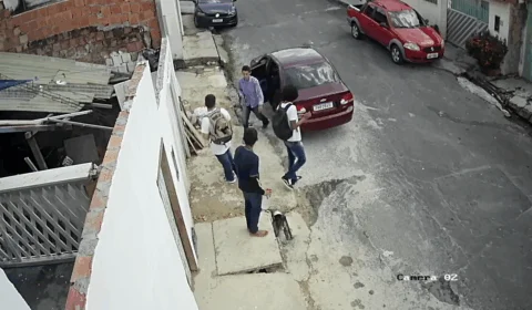 Vídeo mostra alunos sendo assaltados em frente de casa no Francisca Mendes. Veja!