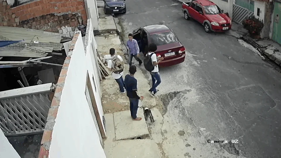 Vídeo mostra alunos sendo assaltados em frente de casa no Francisca Mendes. Veja!