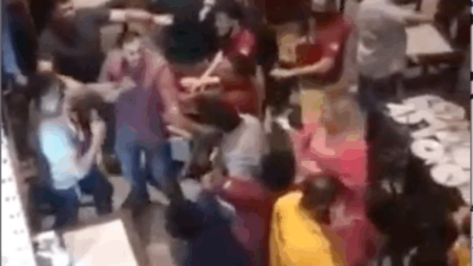 VEJA VÍDEOS! Confusão generalizada marca noite de sexta-feira (18) em cachaçaria de Manaus