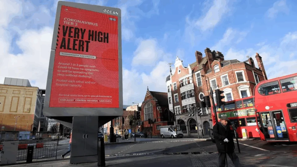 Reino Unido avalia medidas para evitar nova cepa da covid-19 que se espalha mais rapidamente que a original