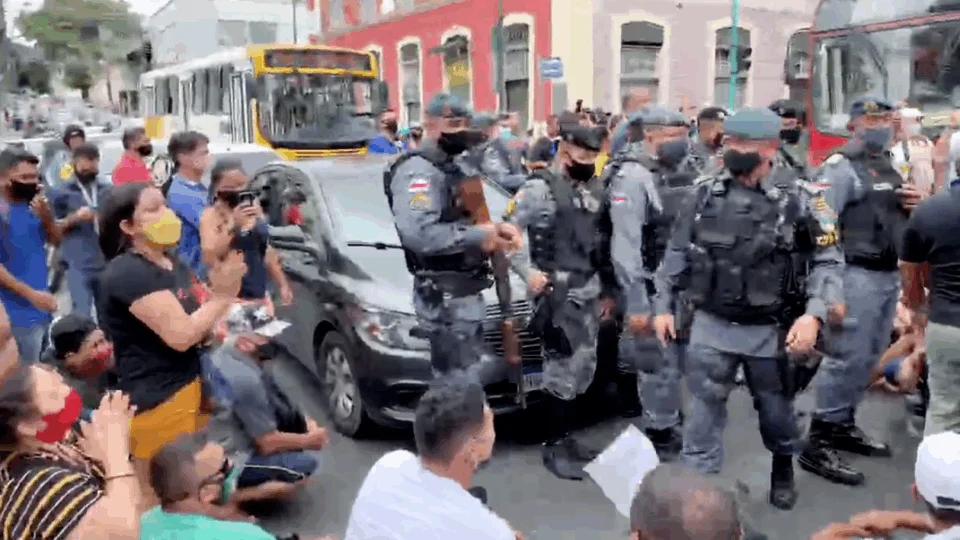 Manifestantes contra o fechamento do comércio restringem passagem de veículos no Centro de Manaus