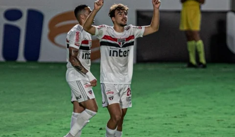 São Paulo vence Goiás e assume liderança do Brasileiro