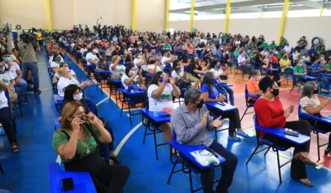 Funcionários da educação comemoram pagamento de abono em Manaus