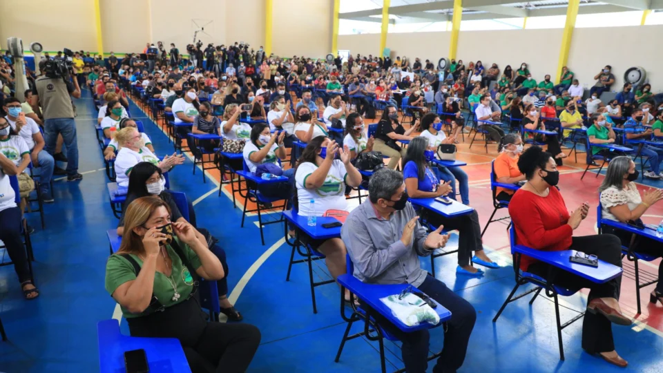 Funcionários da educação comemoram pagamento de abono em Manaus