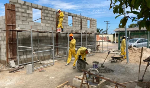 Detentos trabalham na construção e reforma de espaços da Unidade Prisional do Puraquequara