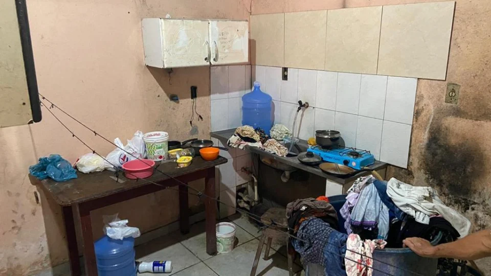 Polícia resgata mãe e filha que estavam trancadas em casa na Zona Norte de Manaus.